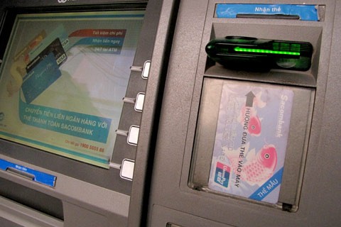 Một trong những ATM hiếm hoi trên suốt tuyến đường Cầu Diễn- Hồ Tùng Mậu- Cầu Giấy (Hà Nội) có hướng dẫn cách cắm thẻ vào khe cho khách hàng giao dịch
